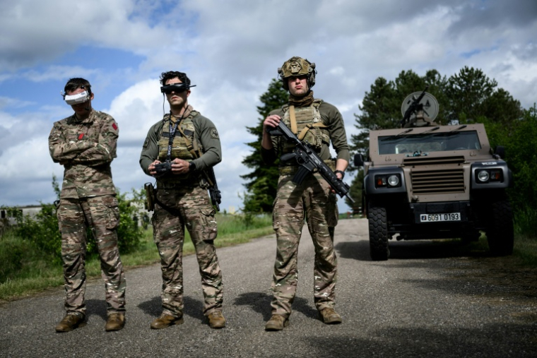Des soldats pilotent un drone FPVU lors du premier "challenge international" de drones militaires à Semoutiers-Montsaon, le 20 mai 2026 en Haute-Marne ( AFP / ARNAUD FINISTRE )