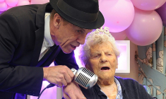 Photo prise et publiée par Hallmark Care Homes le 21 août 2024 de la doyenne de l'humanité, Ethel Caterham, célébrant son 115e anniversaire à Lightwater, au sud-ouest de Londres ( Hallmark Care Homes / george archer )