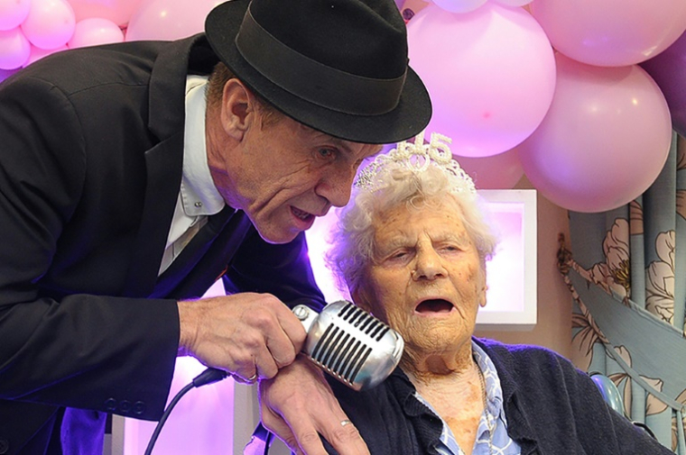 Photo prise et publiée par Hallmark Care Homes le 21 août 2024 de la doyenne de l'humanité, Ethel Caterham, célébrant son 115e anniversaire à Lightwater, au sud-ouest de Londres ( Hallmark Care Homes / george archer )