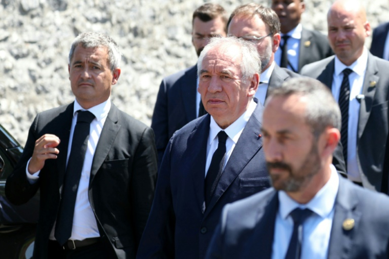 Le ministre de la Justice Gérald Darmanin (gauche) et le Premier ministre François Bayrou arrivent à l'église d'Anet (Eure-et-Loir) le 11 juillet 2025, pour les obsèques d'Olivier Marleix ( AFP / ALAIN JOCARD )
