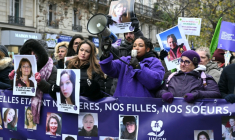 Des manifestantes contre les violences faites aux femmes, à Paris, samedi 22 novembre 2025 ( AFP / Bertrand GUAY )