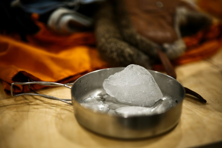 Un échantillon de glace de l'Antarctique au sein du laboratoire à bord du RRS Sir David Attenborough, amarré au port international de Harwich, dans l'est de l'Angleterre, le 6 octobre 2025, avant le départ du navire pour entreprendre des recherches dans l'Antarctique. ( AFP / HENRY NICHOLLS )