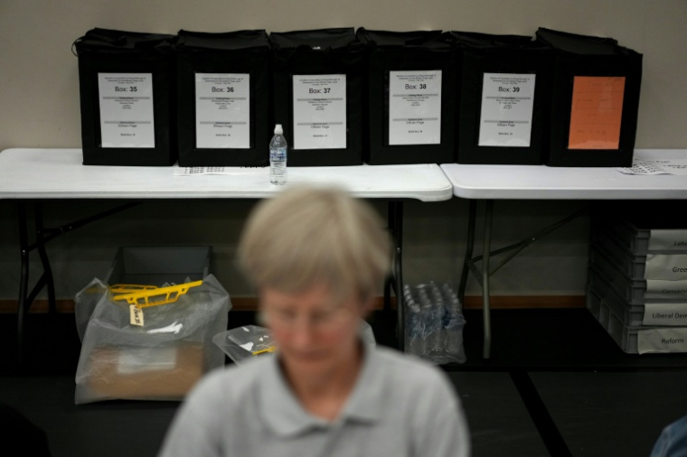Dans un centre de dépouillement, à Londres, le 8 mai 2026 ( AFP / CARLOS JASSO )