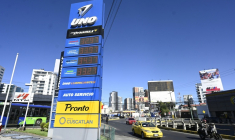 Les prix des carburants dans une station-service à Guatemala City, le 11 mars 2026 ( AFP / JOHAN ORDONEZ )