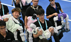 Des robots humanoïdes recueillis après l'ouverture des World Humanoid Robot Games à Pékin le 22 août 2026 ( AFP / Pedro PARDO )