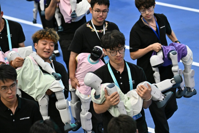 Des robots humanoïdes recueillis après l'ouverture des World Humanoid Robot Games à Pékin le 22 août 2026 ( AFP / Pedro PARDO )