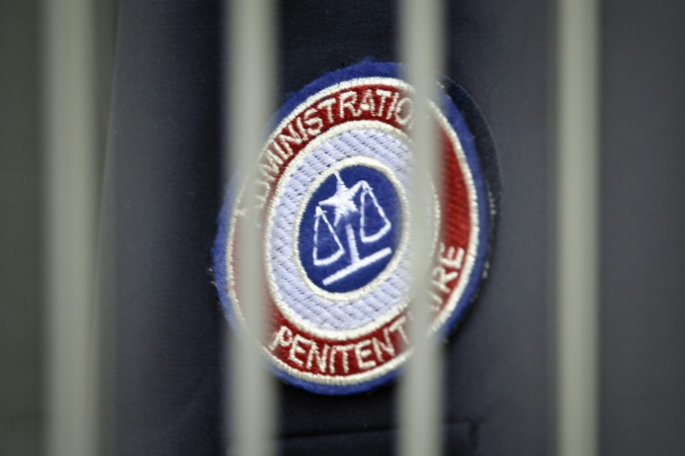 Le détenu de 20 ans qui s'était évadé vendredi de la prison de Corbas, près de Lyon, en se cachant dans le sac de son codétenu libérable, a été interpellé lundi matin à Sathonay-Camp, dans la métropole lyonnaise, a annoncé le parquet de Lyon ( AFP / JEAN-PHILIPPE KSIAZEK )