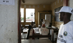 Des employés de la Direction générale des élections de Guinée (DGE) procèdent au comptage des voix le 21 septembre 2025 d'un bureau de vote situé dans l'école primaire de Taouyah, dans la capitale Conakry. Quatre ans après la prise de pouvoir des militaires, la junte a soumis au vote un projet de nouvelle Constitution  ( AFP / PATRICK MEINHARDT )