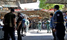 Les forces de sécurité syriennes et des passants sont rassemblés sur les lieux d'une explosion survenue dans un café de la capitale, Damas, le 2 juillet 2026 ( AFP / LOUAI BESHARA  )