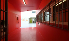 L'entrée de la section de l'unité de lutte contre le crime organisé de la prison d'Alençon/Condé-sur-Sarthe, dans l'Orne, le 14 octobre 2025 ( AFP / JEAN-FRANCOIS MONIER )