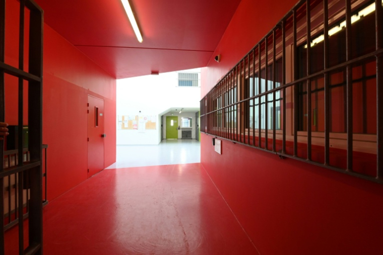 L'entrée de la section de l'unité de lutte contre le crime organisé de la prison d'Alençon/Condé-sur-Sarthe, dans l'Orne, le 14 octobre 2025 ( AFP / JEAN-FRANCOIS MONIER )