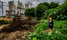 Niki So, une habitante de Kwu Tung dont la maison doit être démolie par les autorités pour faire place à un vaste projet de pôle technologique, le 17 juin 2026 dans les Nouveraux Territoires à Hong Kong ( AFP / Leung Man Hei )