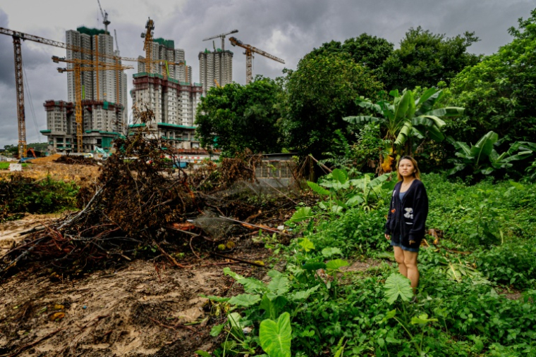 Niki So, une habitante de Kwu Tung dont la maison doit être démolie par les autorités pour faire place à un vaste projet de pôle technologique, le 17 juin 2026 dans les Nouveraux Territoires à Hong Kong ( AFP / Leung Man Hei )