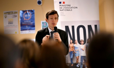 Le ministre de l'Education Edouard Geffray en déplacement dans un collège de Barentin (Seine-Maritime), sur le thème du harcèlement scolaire, le 6 novembre 2025 ( AFP / Lou BENOIST )