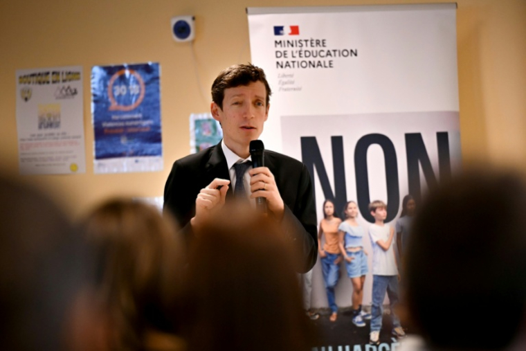 Le ministre de l'Education Edouard Geffray en déplacement dans un collège de Barentin (Seine-Maritime), sur le thème du harcèlement scolaire, le 6 novembre 2025 ( AFP / Lou BENOIST )