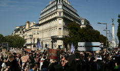 Des manifestants sont rassemblés dans le cadre du mouvement des lycéens, le 6 octobre 2026 à Bordeaux (Gironde) ( AFP / Philippe LOPEZ )