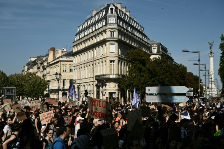 Des manifestants sont rassemblés dans le cadre du mouvement des lycéens, le 6 octobre 2026 à Bordeaux (Gironde) ( AFP / Philippe LOPEZ )