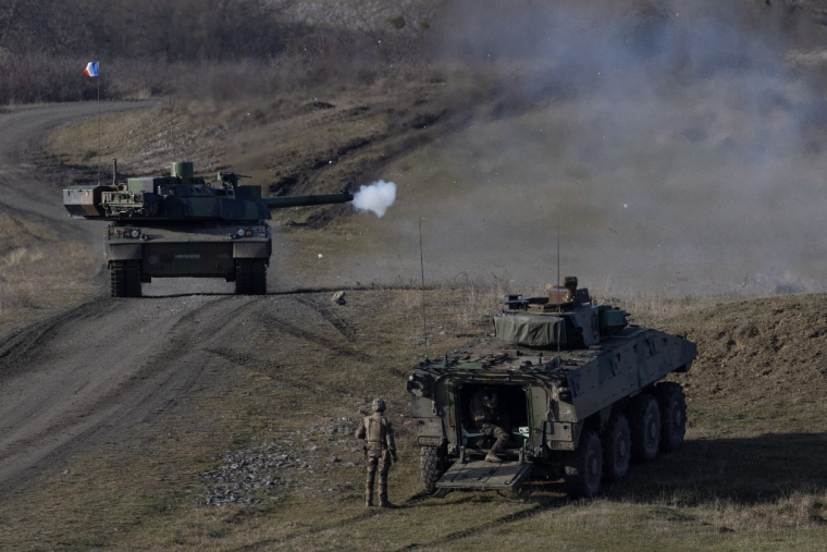 Un char Leclerc et un VBCI à Cincu, en Roumanie, le 8 décembre 2022. ( AFP / THOMAS SAMSON )