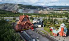 Vue aérienne de l'église en bois de Kiruna lors de son déplacement, à Kiruna, en Suède, le 19 août 2025 ( AFP / Jonathan NACKSTRAND )