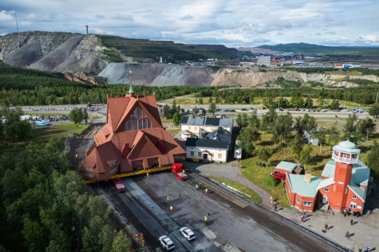 Vue aérienne de l'église en bois de Kiruna lors de son déplacement, à Kiruna, en Suède, le 19 août 2025 ( AFP / Jonathan NACKSTRAND )