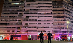 Les pompiers et les forces de l'ordre sur le site d'une explosion survenue dans un immeuble résidentiel à la suite d'un tir de drone près de la frontière avec l'Ukraine