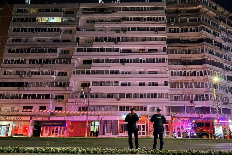 Les pompiers et les forces de l'ordre sur le site d'une explosion survenue dans un immeuble résidentiel à la suite d'un tir de drone près de la frontière avec l'Ukraine