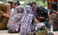 Des proches pleurent la mort d'Akash Patni, un adolescent de 14 ans qui dormait chez lui lorsque le vol 171 d'Air India s'est écrasé sur une zone résidentielle, le 13 juin 2025 à Ahmedabad (Inde) ( AFP / Punit PARANJPE )