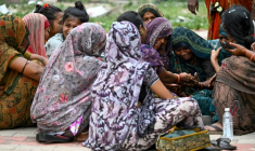 Des proches pleurent la mort d'Akash Patni, un adolescent de 14 ans qui dormait chez lui lorsque le vol 171 d'Air India s'est écrasé sur une zone résidentielle, le 13 juin 2025 à Ahmedabad (Inde) ( AFP / Punit PARANJPE )