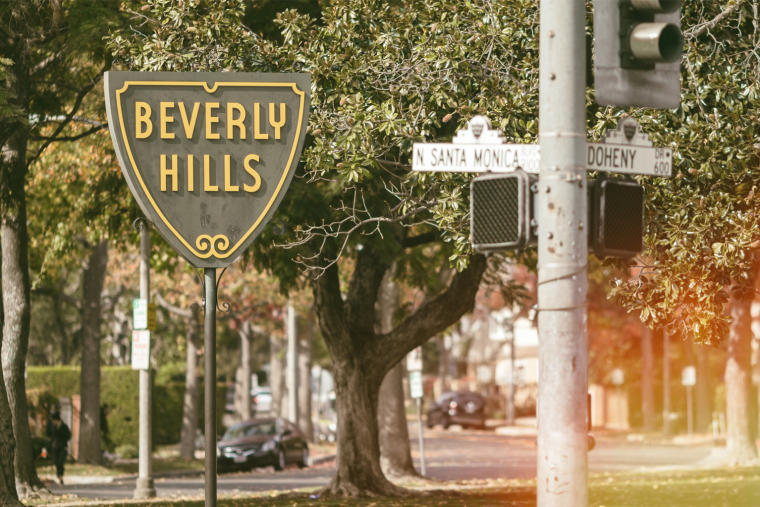 En revendant sa villa à Los Angeles, Cyril Hanouna a fait une bonne opération finale. Crédit photo : Adobe Stock