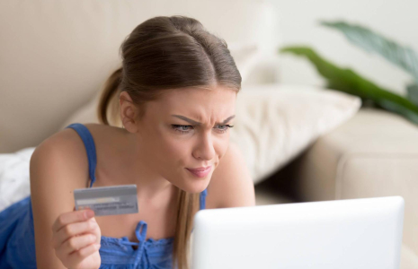 Réservation de voyage en ligne : les bons réflexes pour éviter les fraudes / iStock.com - fizkes