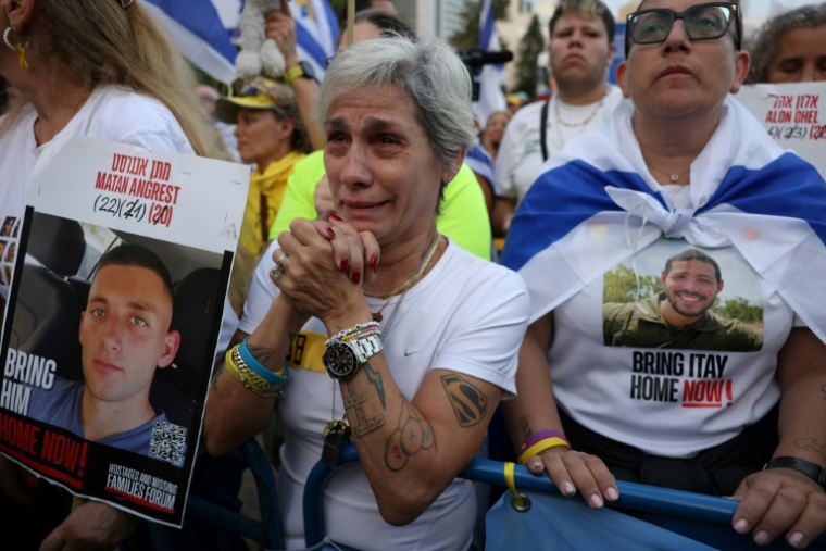 Des Israéliens attendent la libération des otages encore retenus à Gaza sur la place des Otages à Tel-Aviv, tôt le 13 octobre 2025 ( AFP / AHMAD GHARABLI )