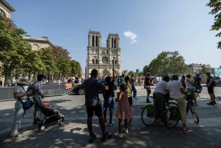Des touristes devant la cathédrale Notre-Dame de Paris, le 25 juillet 2026 ( AFP / Xavier GALIANA )