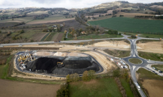 Vue aérienne du chantier de construction de l'autoroute A69 à Puylaurens, le 11 novembre 2025 dans le Tarn ( AFP / Lionel BONAVENTURE )