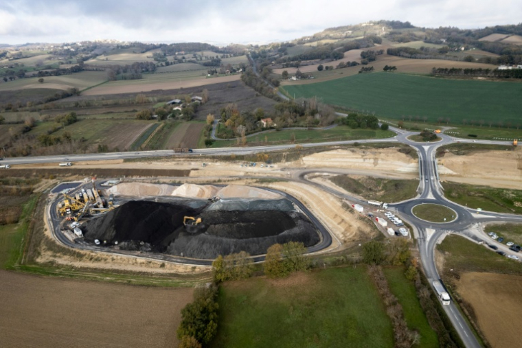 Vue aérienne du chantier de construction de l'autoroute A69 à Puylaurens, le 11 novembre 2025 dans le Tarn ( AFP / Lionel BONAVENTURE )