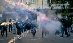 Des protestataires lancent des feux d'artifice sur la police lors d'une manifestation antigouvernementale à Tirana, le 18 octobre 2026 en Albanie ( AFP / Armend NIMANI                      )