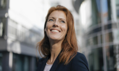 Valérie rêve d’acquérir un bien immobilier et de fonder une famille. Plus jeune, elle a mal géré ses premiers revenus et a opté pour les cryptomonnaies en espérant une croissance rapide de ses économies. ( crédit photo : Getty Images/Westend61 )