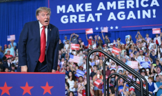 Le président américain Donald Trump arrive sur la scène d'un meeting de soutien à Darline Graham, candidate républicaine au Sénat, à Myrtle Beach (Caroline du Sud), le 21 août 2026 ( AFP / SAUL LOEB )