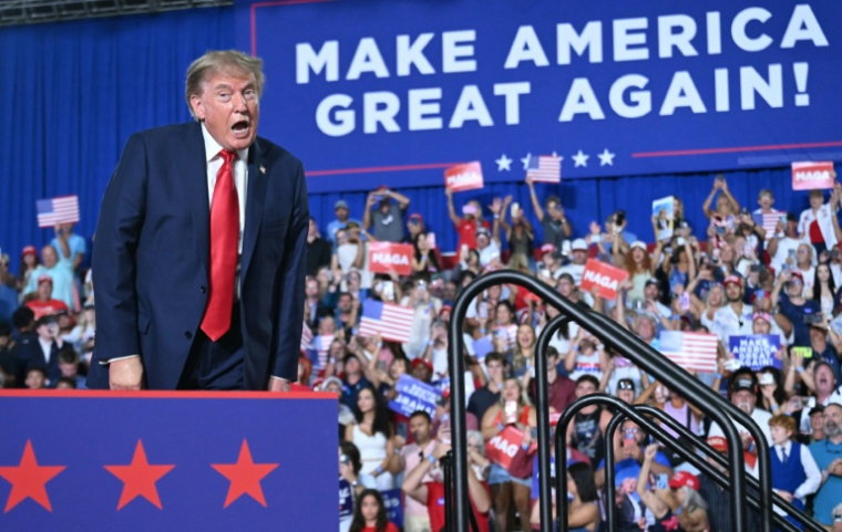 Le président américain Donald Trump arrive sur la scène d'un meeting de soutien à Darline Graham, candidate républicaine au Sénat, à Myrtle Beach (Caroline du Sud), le 21 août 2026 ( AFP / SAUL LOEB )