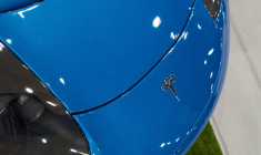 Le logo de Tesla sur un véhicule de la marque. (Crédit: Paul Hudson / Flickr)