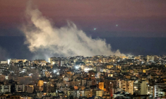 Des panaches de fumée après des bombardements israéliens sur la banlieue sud de Beyrouth, le 2 mars 2026 au Liban ( AFP / IBRAHIM AMRO )