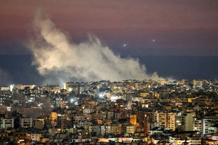 Des panaches de fumée après des bombardements israéliens sur la banlieue sud de Beyrouth, le 2 mars 2026 au Liban ( AFP / IBRAHIM AMRO )
