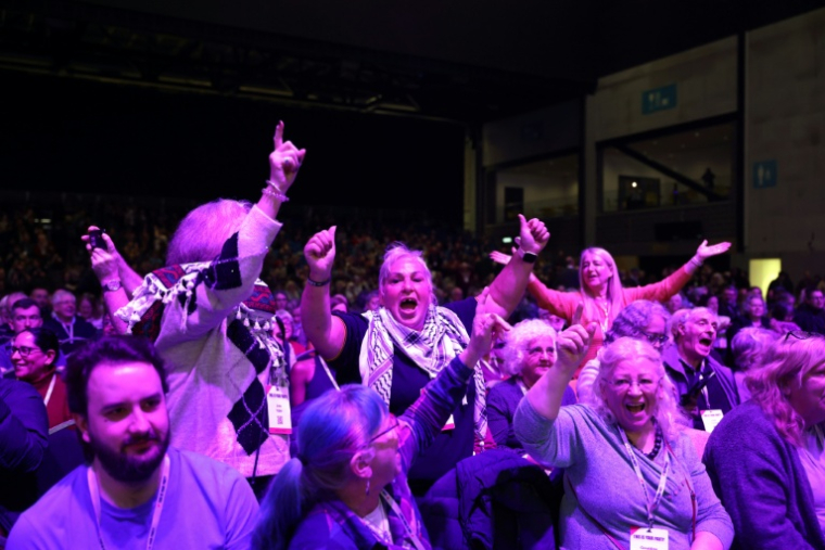 Des militants attendent le discours de Jeremy Corbyn, ancien chef du Parti travailliste et cofondateur de "Votre Parti", à Liverpool, dans le nord-ouest de l'Angleterre, le 29 novembre 2025 ( AFP / Darren Staples )