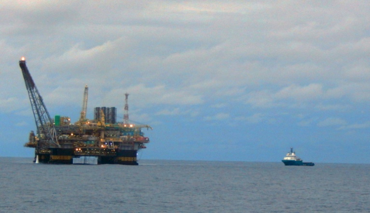 Une plateforme pétrolière de la compagnie publique brésilienne Petrobras, dans l'Etat de Espirito Santo, le 7 décembre 2015 ( AFP / VITORIA VELEZ )