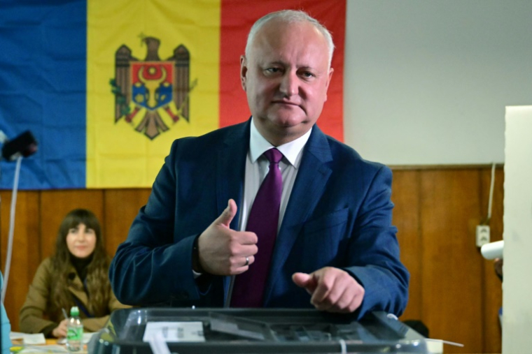 Igor Dodon, le chef du Parti socialiste, lève le pouce après avoir voté aux élections législatives, dans un poste de police de Chisinau, le 28 septembre 2025 ( AFP / Daniel MIHAILESCU )