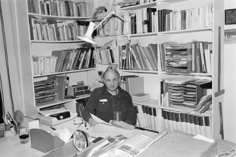 Le philosophe et sociologue français Edgar Morin, le 16 décembre 1975 à son domicile parisien ( AFP / Georges PAVUNIC )