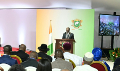 Le président ivoirien Alassane Ouattara fait un discours après avoir prêté serment pour un quatrième mandat, au palais présidentiel à Abidjan (Côte d'Ivoire), le 8 décembre 2025 ( POOL / SIA KAMBOU )