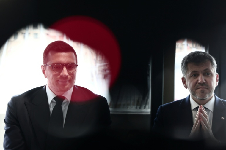 Le président du Rassemblement national Jordan Bardella, à gauche, avec à sa droite le candidat RN à la mairie de Marseille Franck Allisio, le 6 mars 2025, à Marseille ( AFP / Thibaud MORITZ )