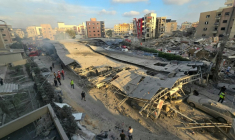 Des secouristes se rassemblent sur le site d'une frappe israélienne qui a touché une zone proche d'un hôpital dans la ville de Tyr, au sud du Liban, le 1er juin 2026 ( AFP / KAWNAT HAJU )