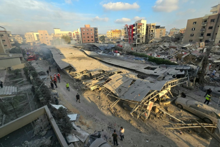 Des secouristes se rassemblent sur le site d'une frappe israélienne qui a touché une zone proche d'un hôpital dans la ville de Tyr, au sud du Liban, le 1er juin 2026 ( AFP / KAWNAT HAJU )
