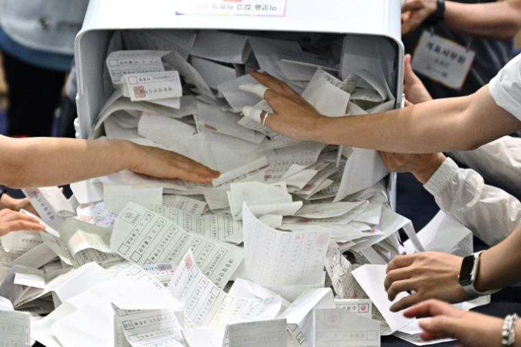 Opérations de dépouillement à Séoul, le 3 juin 2025 ( AFP / Pedro Pardo )